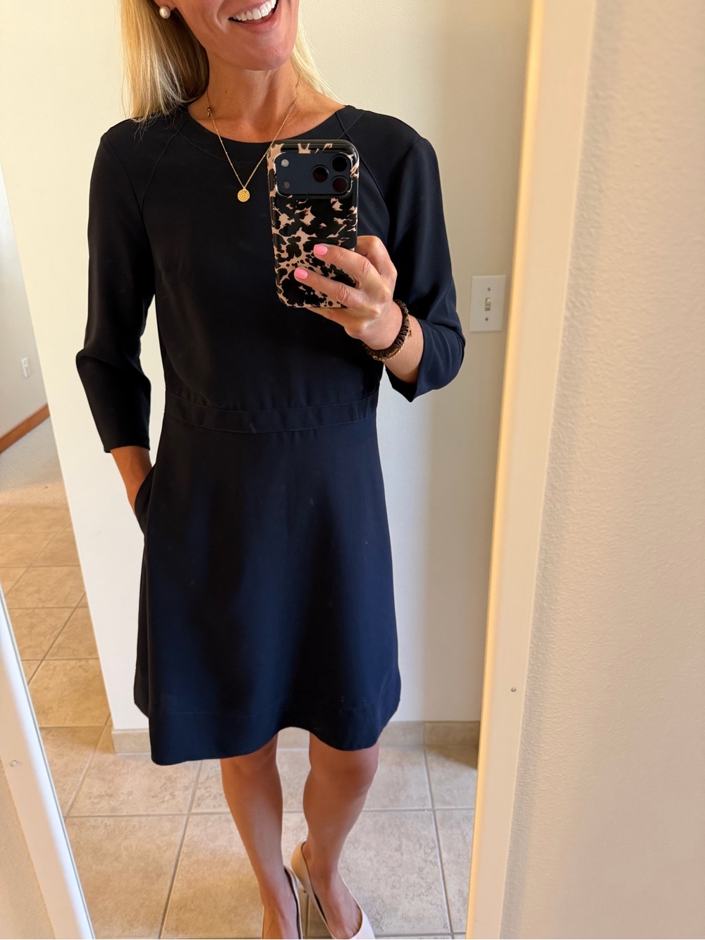 Banana Republic Navy Women's Dress - 3/4 Sleeve - Stunning w/pockets! Size 8